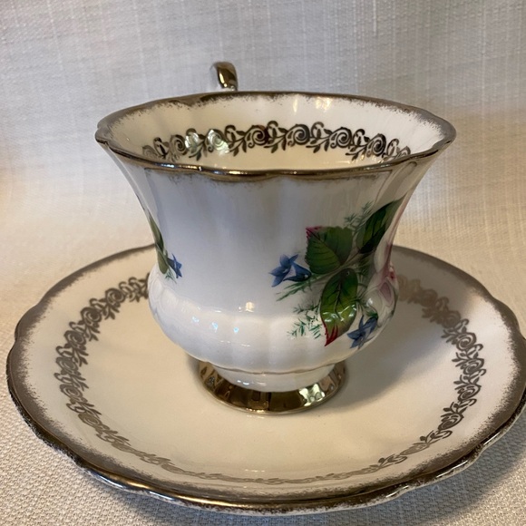 Vintage Windsor Bone China Tea Cup & Saucer Roses with Silver Accents - Picture 4 of 9